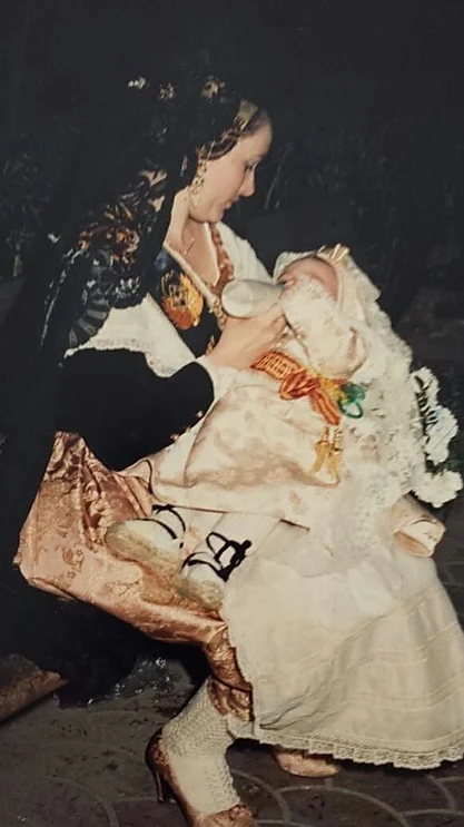 Una fallera amb la seua filla bebé, vestida de fallera