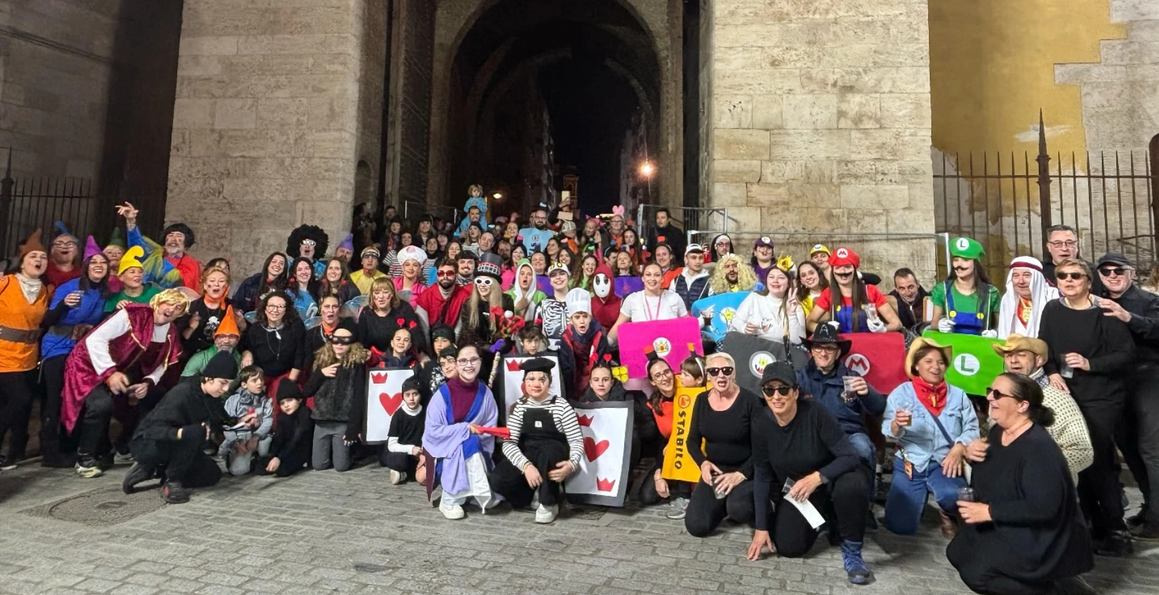 La comissió de la Falla En Plom - Guillem de Castro disfressada, al costat de les Torres de Quart