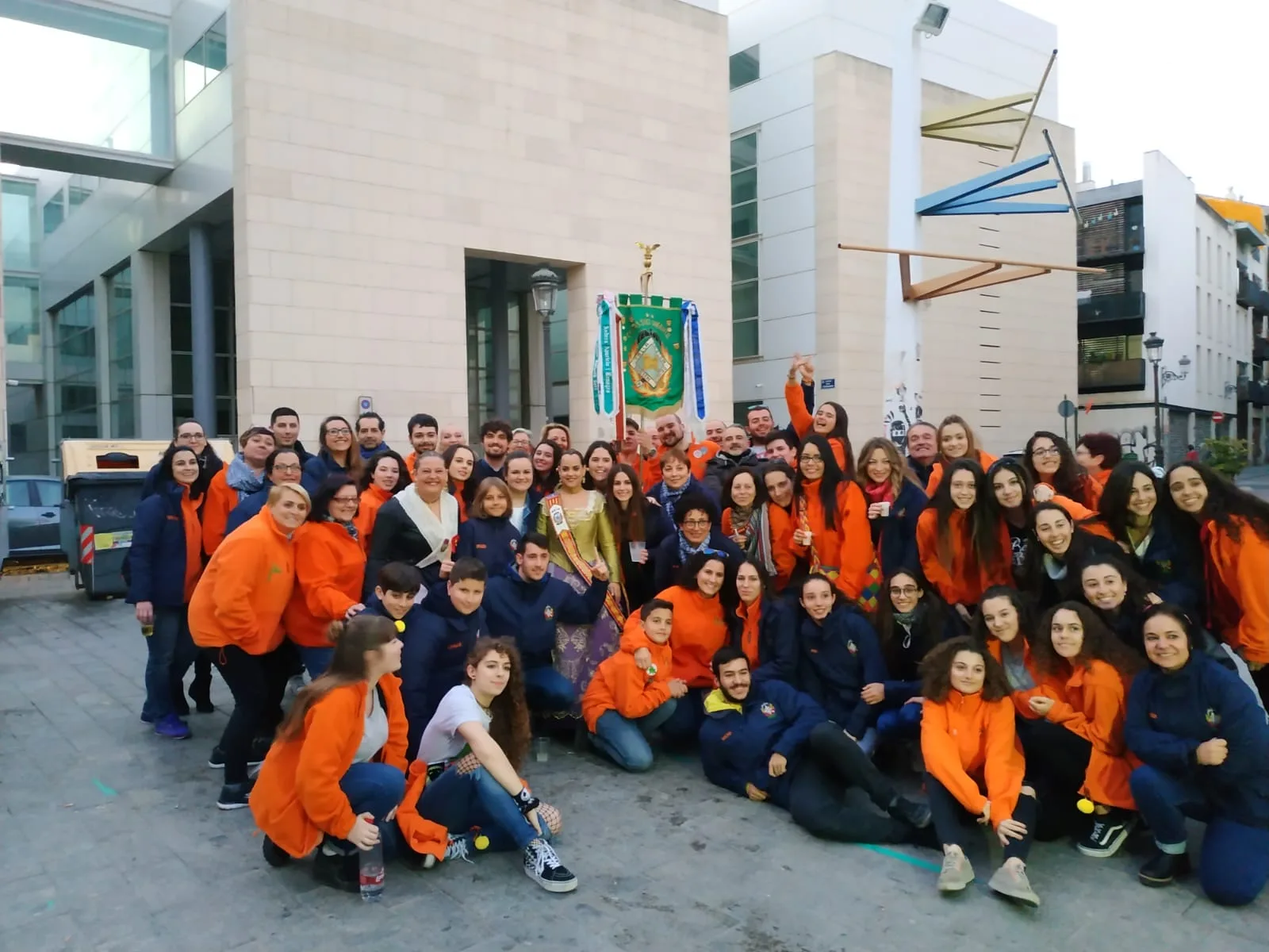 La comissió reunida al carrer al costat del seu estandard